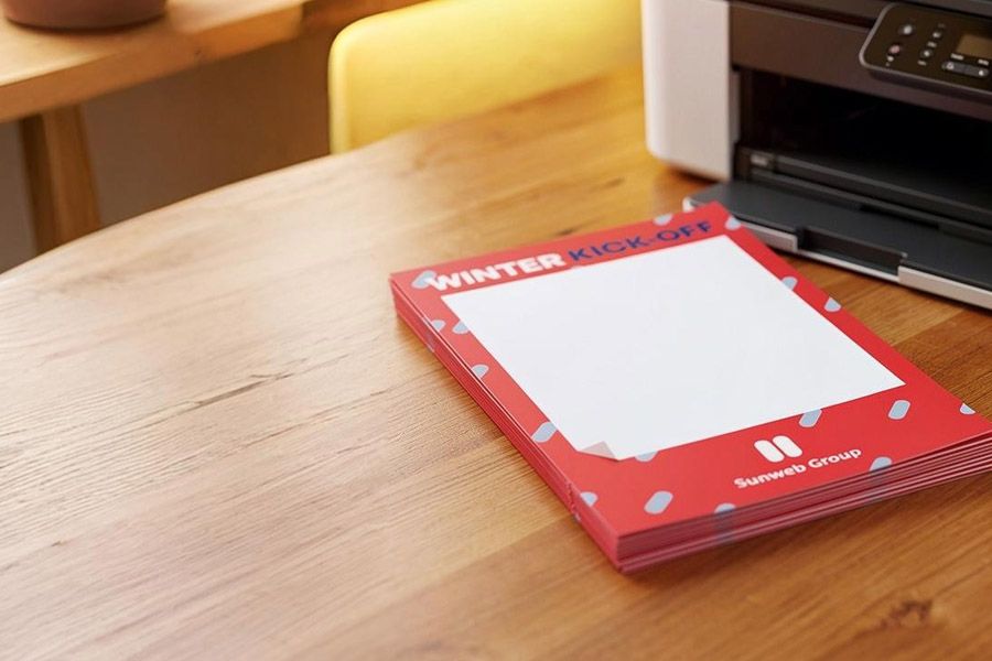 stapel briefpapier voor Sunweb Group